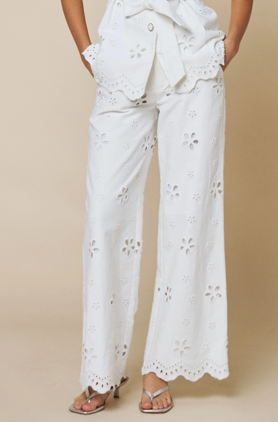 Floral Embroidery Scalloped Hem Pants